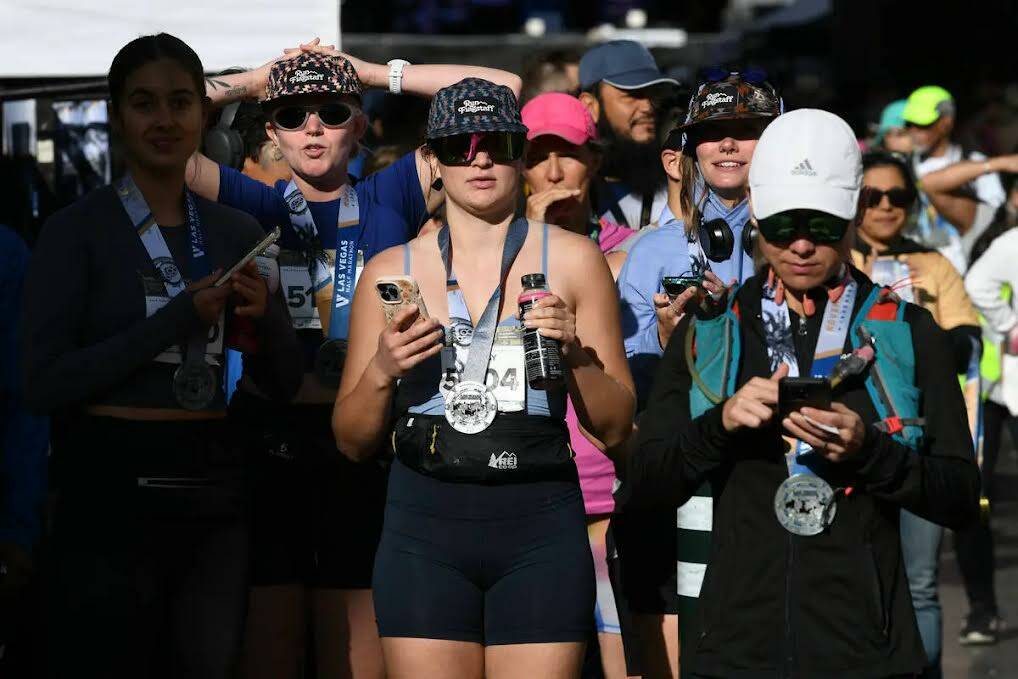 Los finalistas esperan a sus amigos en la meta durante el Maratón de Las Vegas del domingo 3 d ...