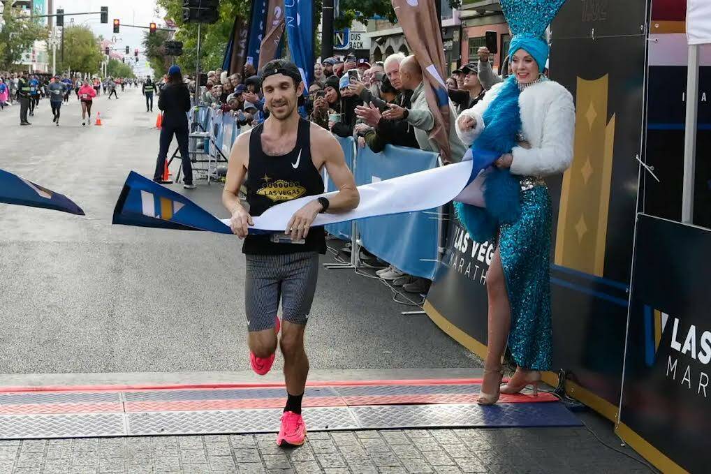 J.J. Santana, ganador en la categoría masculina del maratón, cruza la meta durante el Marató ...