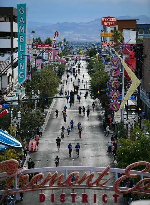 Los participantes se dirigen hacia la meta en Fremont Street durante el Maratón de Las Vegas d ...