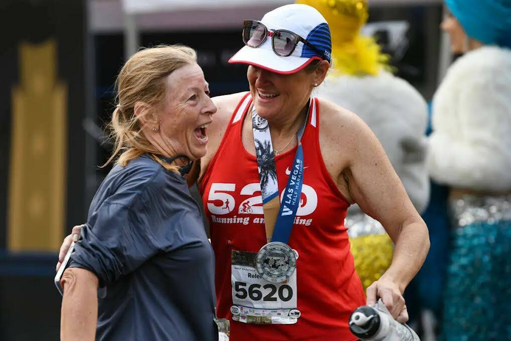 Eileen Rubelmann (izquierda) es recibida por Brooke Streicher tras finalizar el Maratón de Las ...