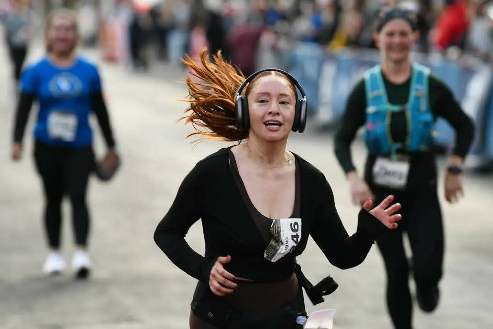 Una participante se dirige hacia la meta durante el Maratón de Las Vegas del domingo 3 de novi ...