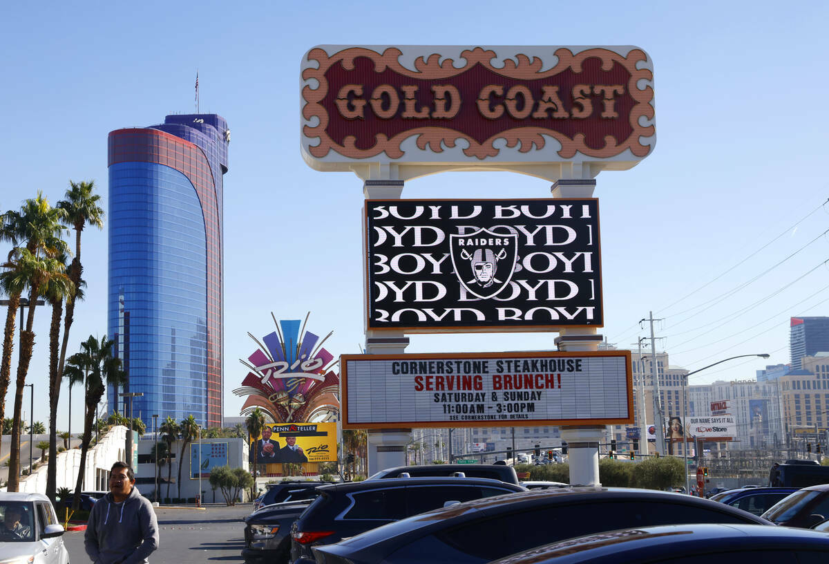 El hotel-casino Gold Coast visto el viernes 1 de noviembre de 2024, en Las Vegas. (Bizuayehu Te ...