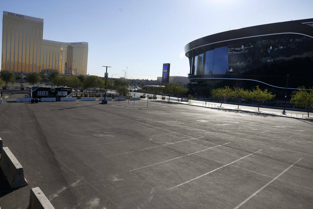 El lote B del Allegiant Stadium, donde se prevé añadir la estación del Vegas Loop de Boring ...