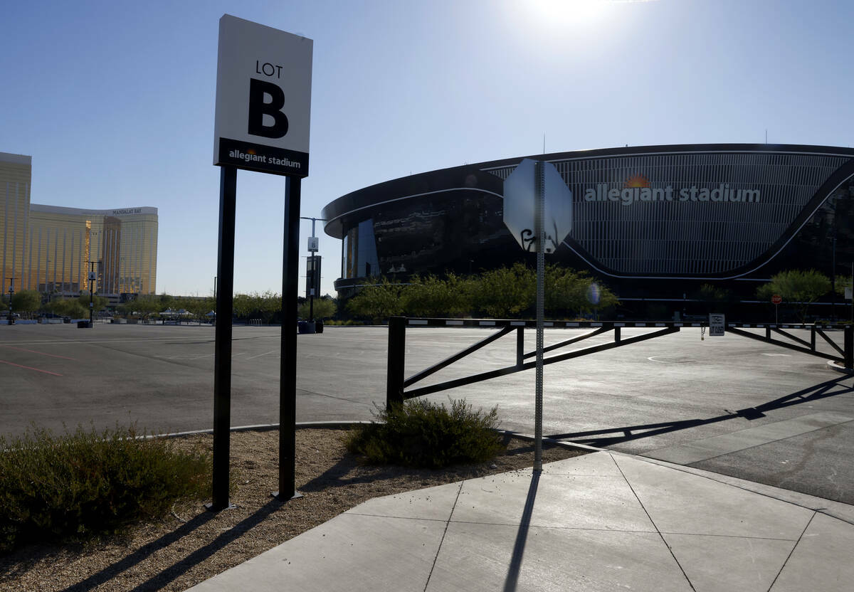 El lote B del Allegiant Stadium, donde se prevé añadir la estación del Vegas Loop de Boring ...