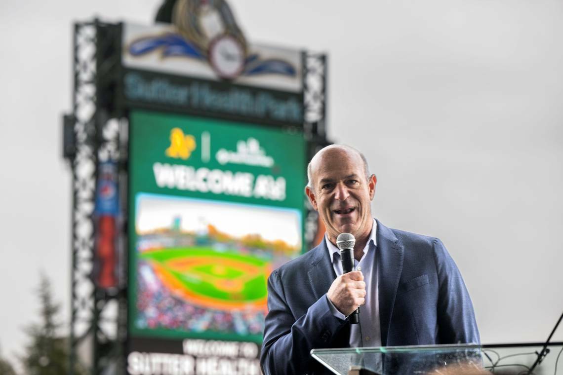 El propietario de los Oakland Athletics, John Fisher, anuncia el jueves 4 de abril de 2024 que ...