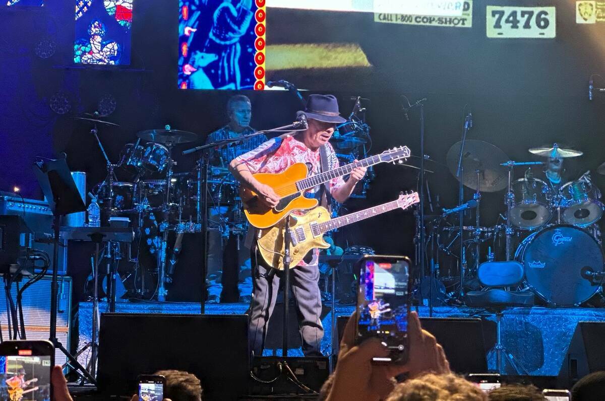 Carlos Santana se presenta en House of Blues en el Mandalay Bay, su primera serie de shows desd ...