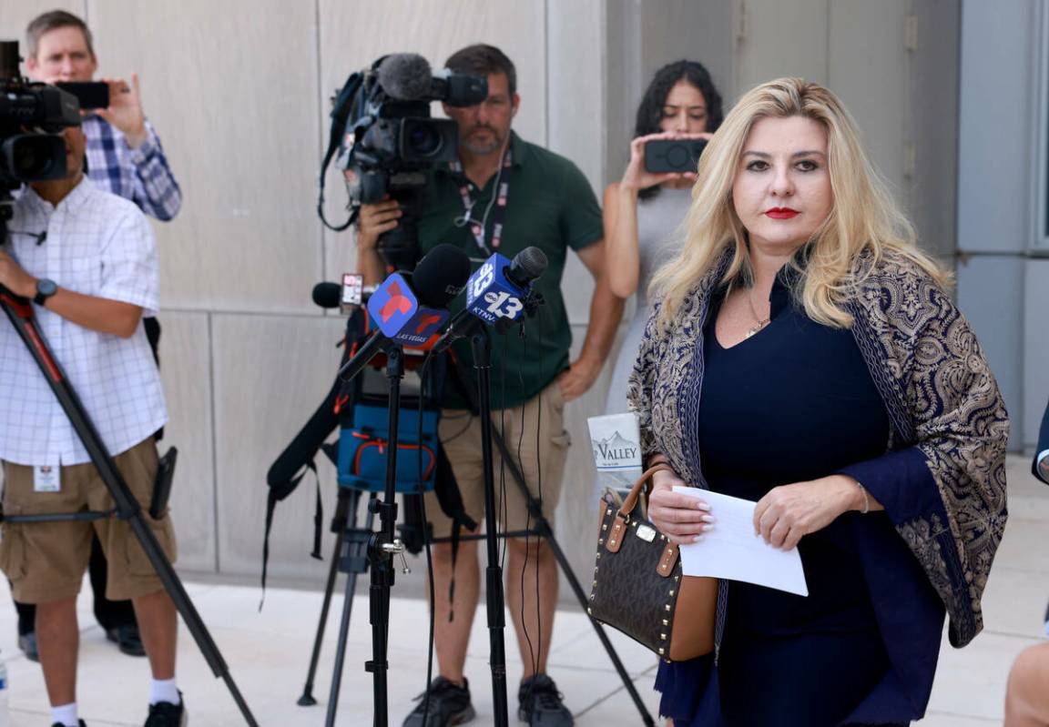 La exconcejal municipal de Las Vegas Michele Fiore se niega a aceptar preguntas después de lee ...