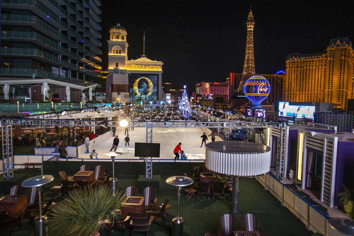 Personas disfrutan patinando en la pista de hielo de The Cosmopolitan of Las Vegas en esta foto ...