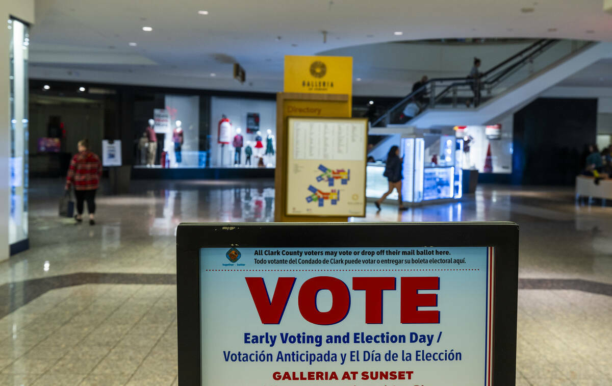 Un letrero marca un lugar de votación en Galleria at Sunset, el viernes 1 de noviembre de 2024 ...