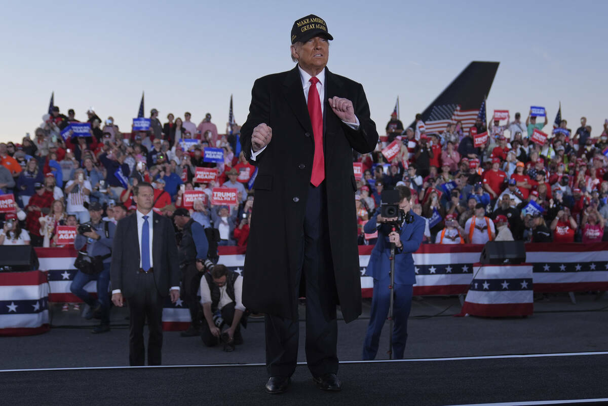 El expresidente Donald Trump, candidato presidencial republicano, baila en un mitin de campaña ...