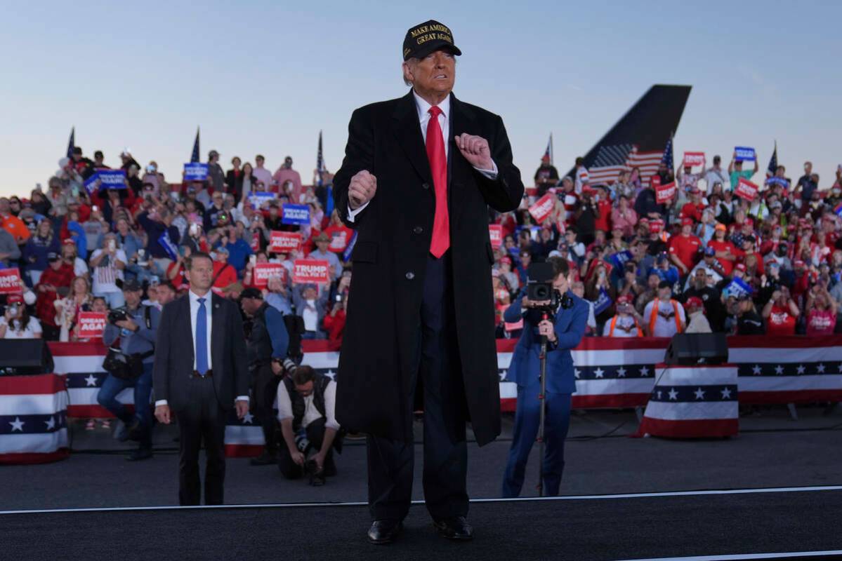 El expresidente Donald Trump, candidato presidencial republicano, baila en un mitin de campaña ...