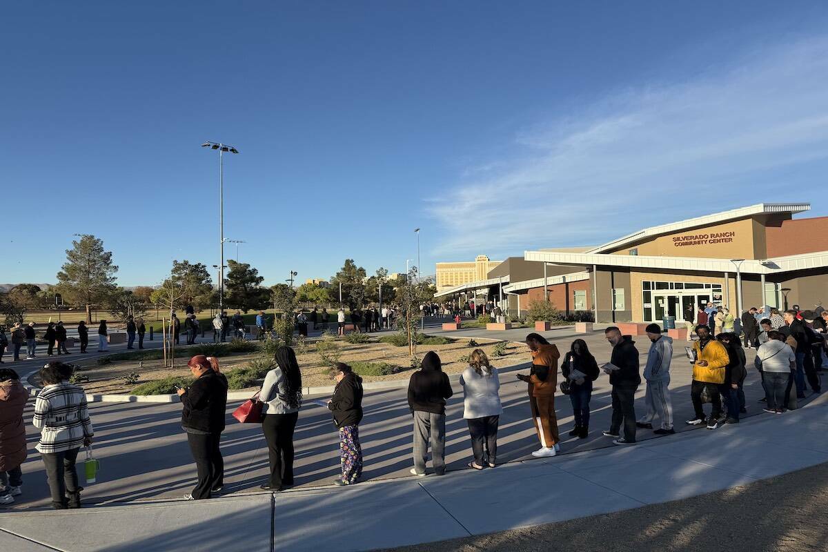 Cuando se abrieron las puertas en el Silverado Ranch Community Center, una fila de unas 200 per ...