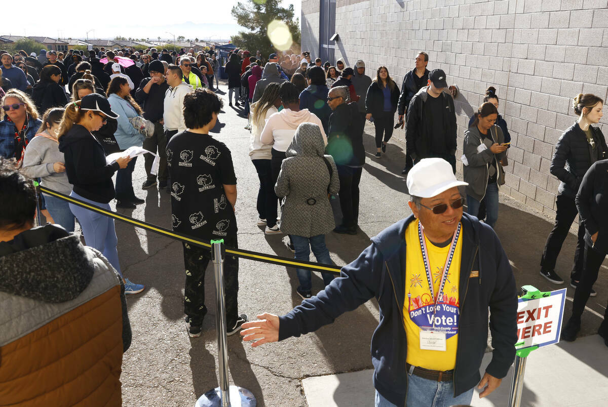 Personas hacen fila para emitir su voto en el Desert Breeze Community Center, el martes 5 de no ...