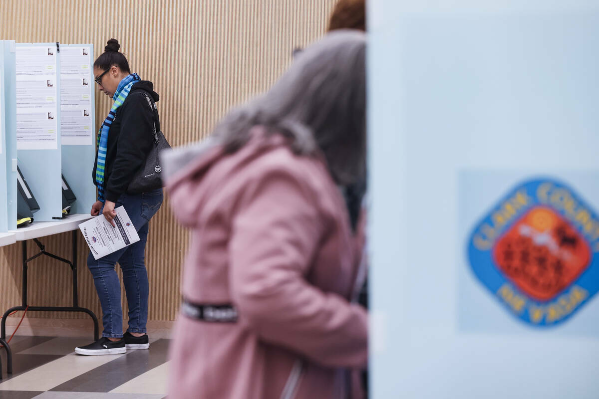 Electores emitieron sus votos en un centro de votación en la East Las Vegas Library, el martes ...