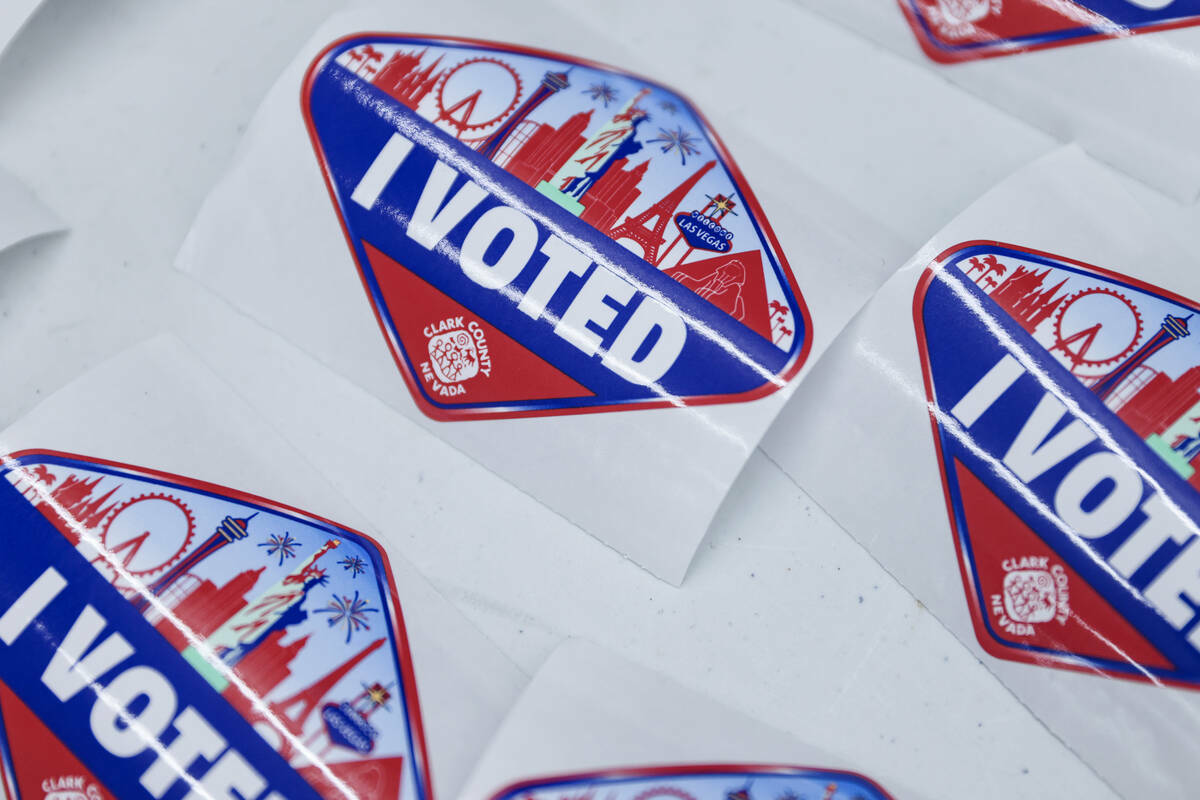 Calcomanías en un centro de votación en la East Las Vegas Library, el martes 5 de noviembre d ...