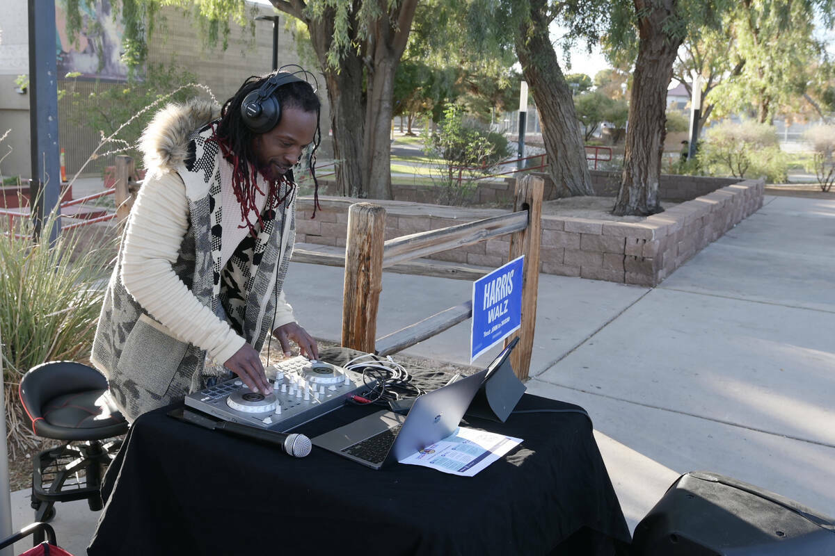 DJ Nice de DJs at the Polls toca música afuera del Winchester Dondero Cultural Center, el mart ...