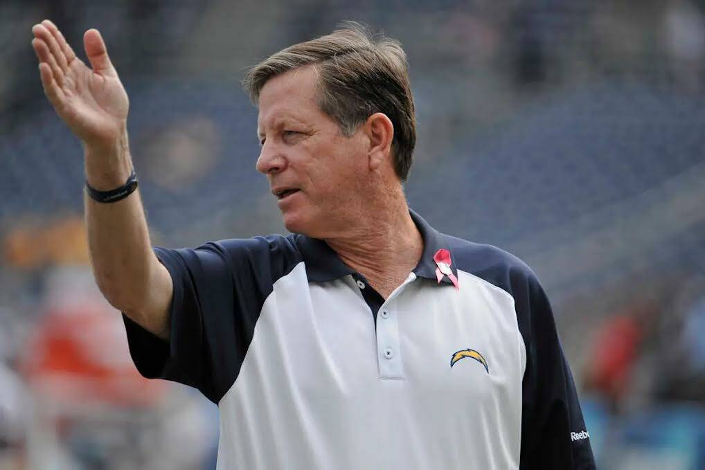 El entrenador de los Chargers de San Diego, Norv Turner, gesticula antes deL juego de los Charg ...