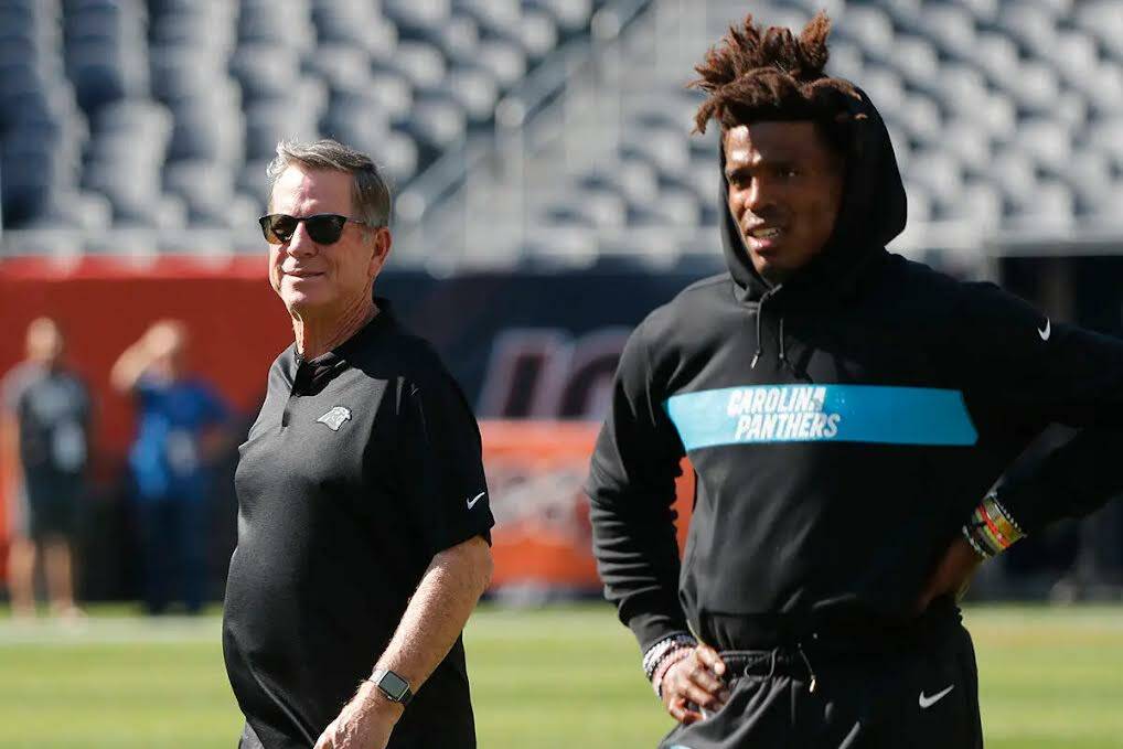 El coordinador ofensivo de los Panthers de Carolina, Norv Turner, camina detrás del mariscal d ...