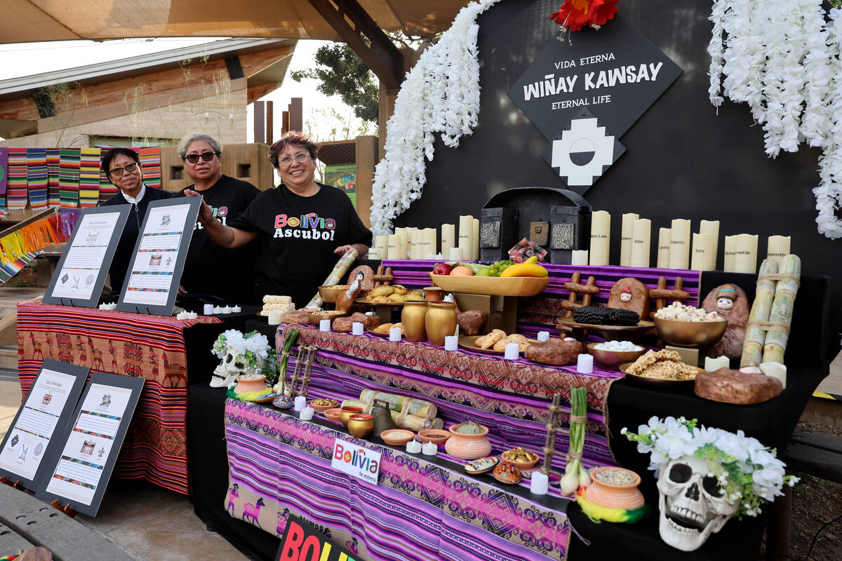 Eugenia Arce, de izquierda a derecha, Monica Mey y Patricia Haag posan en la ofrenda de la Vida ...