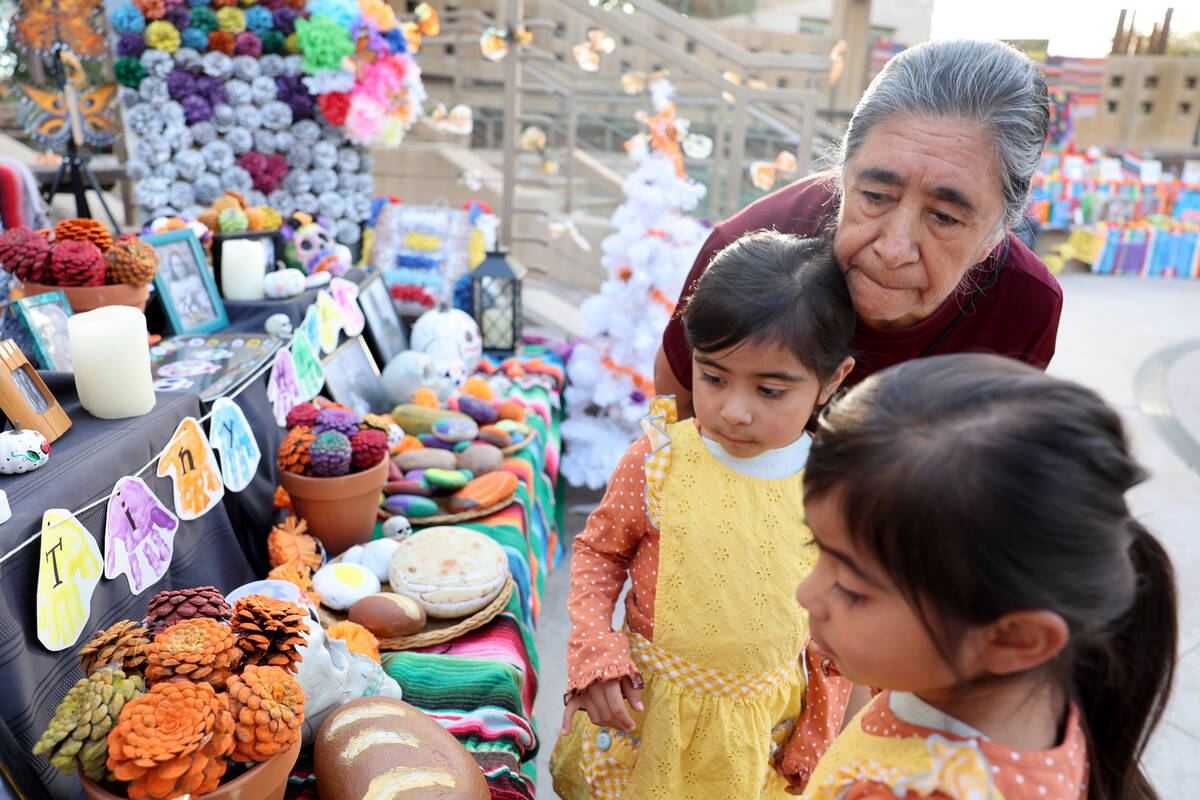 Angela, a la izquierda, y Abigail Valladares, ambas de 4 años, visitan la ofrenda Chihuahua Ta ...