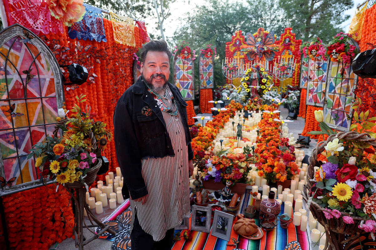 Isaías Urrabazo posa con su ofrenda, Luz Sagrada, durante la celebración del Día de los Muer ...