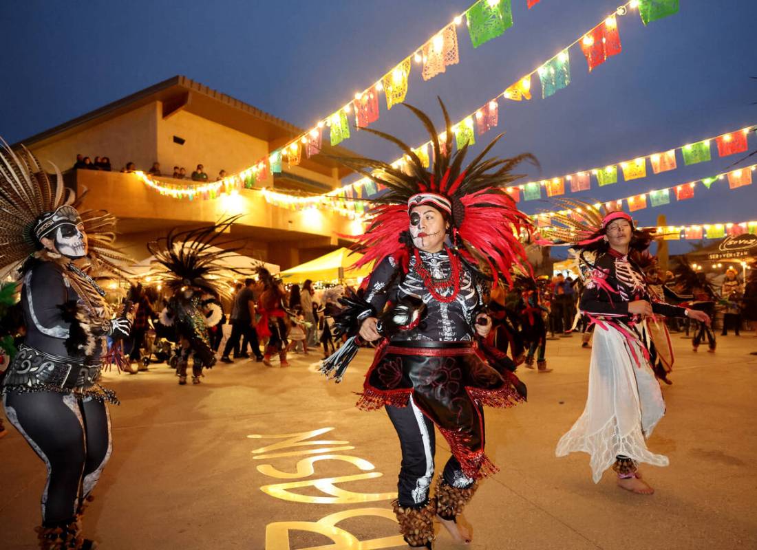 Miembros de un grupo de baile se presentan durante la celebración del Día de los Muertos en S ...