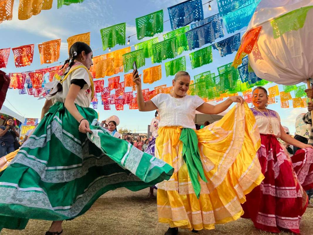 Griselda Santos, de Las Vegas, participó con Baile Folklórico Donaji y Banda Reflejo de Oaxac ...