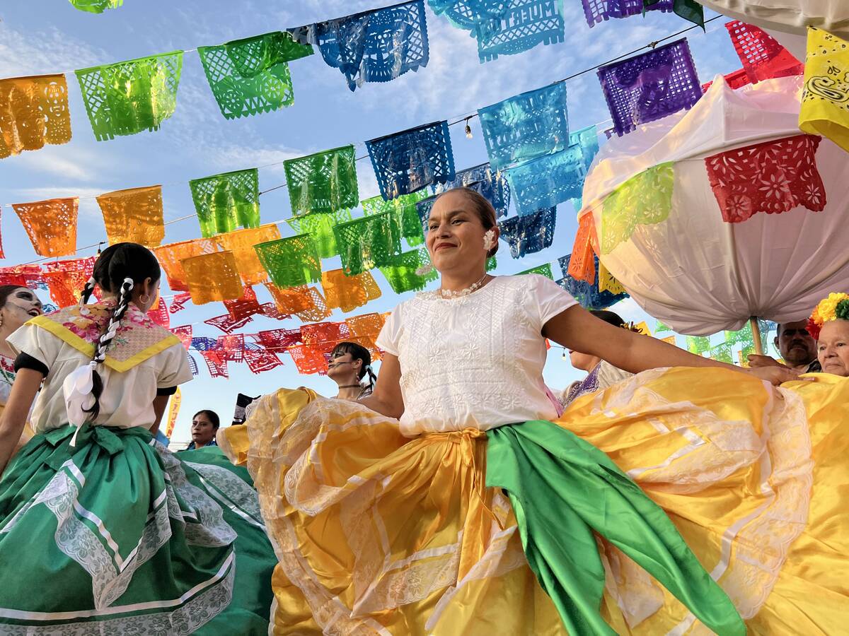 Griselda Santos, de Las Vegas, participó con Baile Folklórico Donaji y Banda Reflejo de Oaxac ...