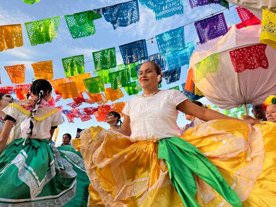 Griselda Santos, de Las Vegas, participó con Baile Folklórico Donaji y Banda Reflejo de Oaxac ...