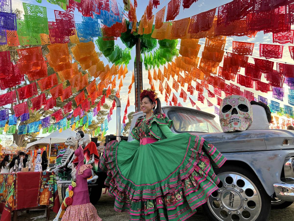 La residente de Las Vegas, Lily Tejada, se vistió con un colorido vestido cultural durante el ...