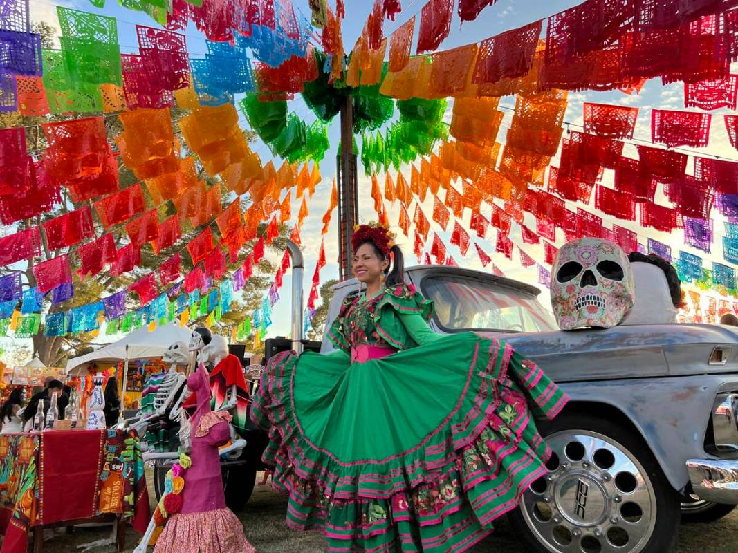 La residente de Las Vegas, Lily Tejada, se vistió con un colorido vestido cultural durante el ...