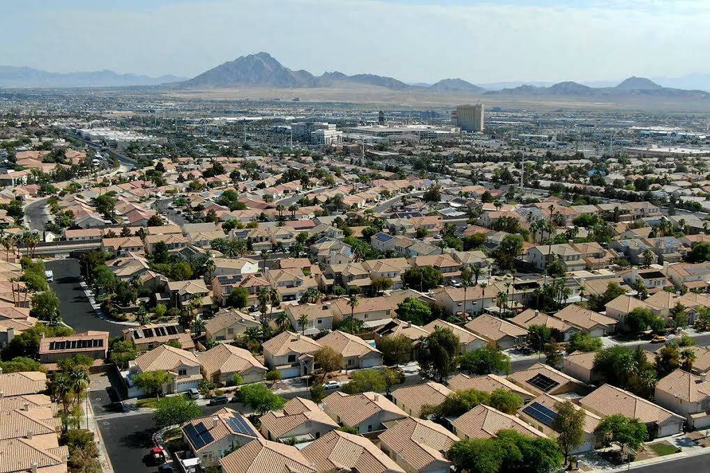 Vista aérea de viviendas cerca de American Pacific Drive en Henderson. (Las Vegas Review-Journ ...