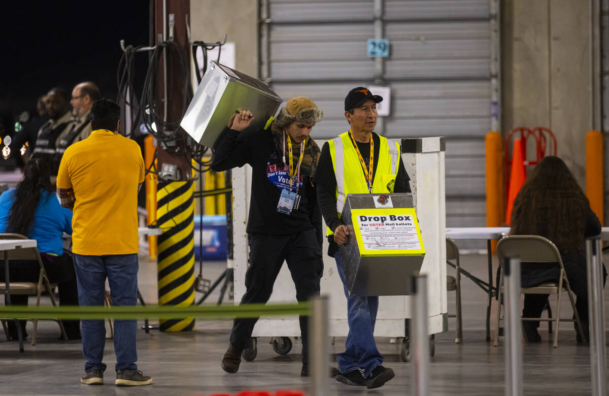 Las urnas con boletos de votación se trasladan al interior del almacén del Departamento de El ...