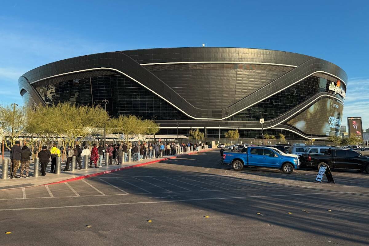 Votantes del Día de la Elección se forman afuera del Allegiant Stadium, en Las Vegas, el mart ...