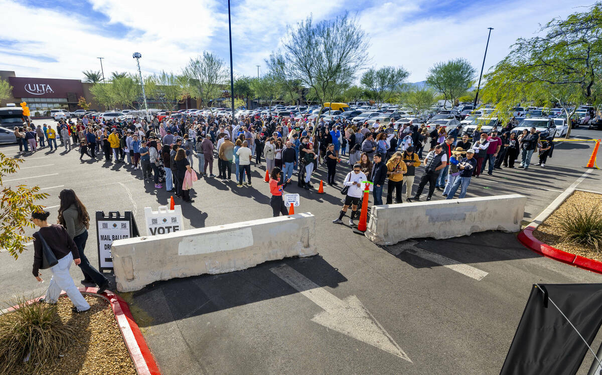 Personas esperan en fila más de una hora para emitir su voto el Día de la Elección, en Arroy ...