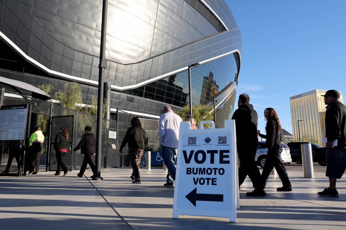 La gente se dirige al estadio Allegiant para votar en Las Vegas el martes 5 de noviembre de 202 ...