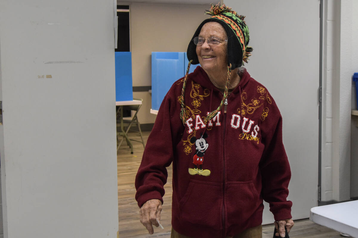 Dessa Stroud, de 76 años, fue la última en emitir su voto en el condado Nye a las 9:32 p.m. e ...