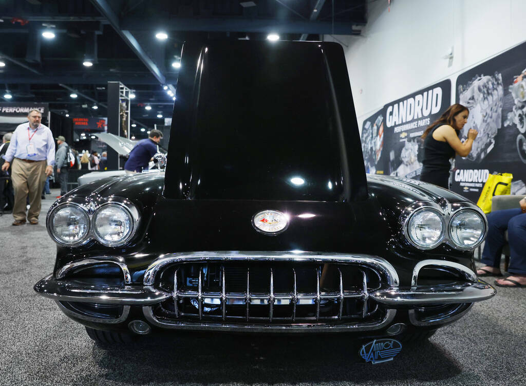 Un Corvette de 4 velocidades de 1959 se exhibe durante el primer día de SEMA en el Centro de C ...