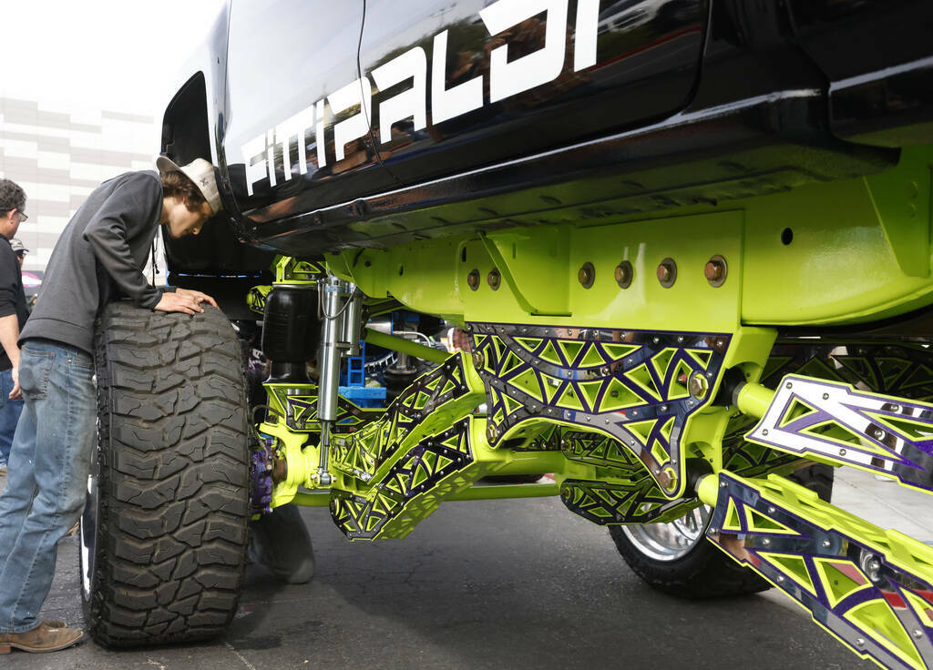 Blake Trench revisa la suspensión delantera de su Chevy Silverado 2016 durante el primer día ...