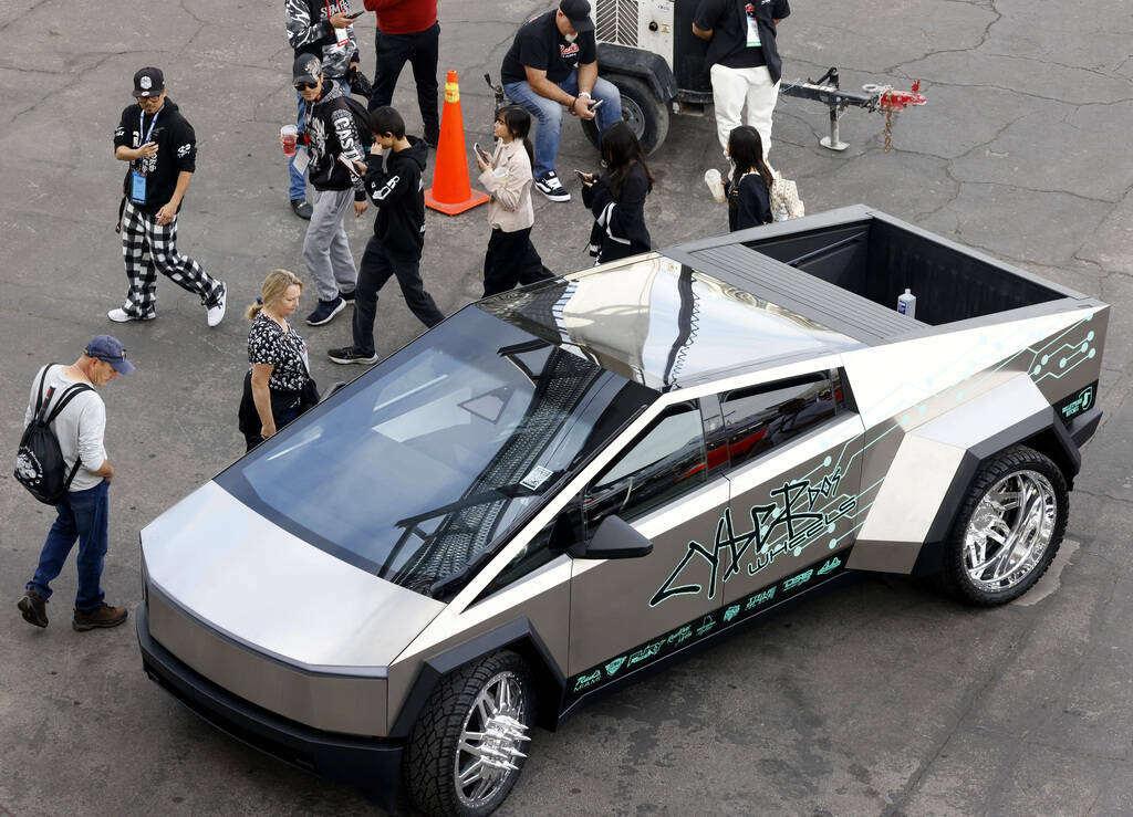 Asistentes observan un Tesla Cybertruck en exhibición durante el primer día de SEMA en el Cen ...