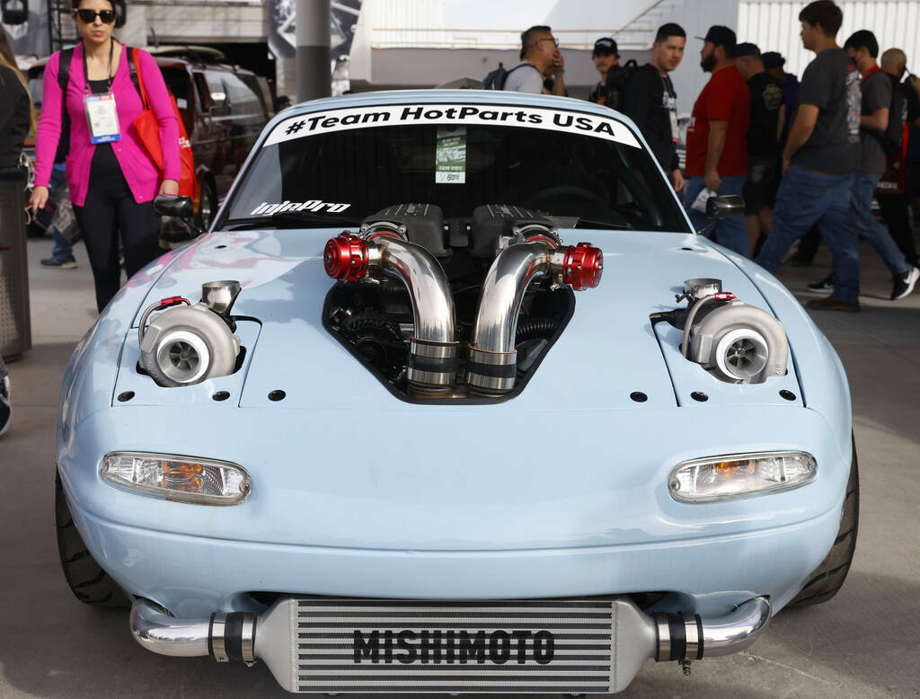 Asistentes ven un Mazda Miata hecho a medida durante el primer día de SEMA en el Centro de Con ...