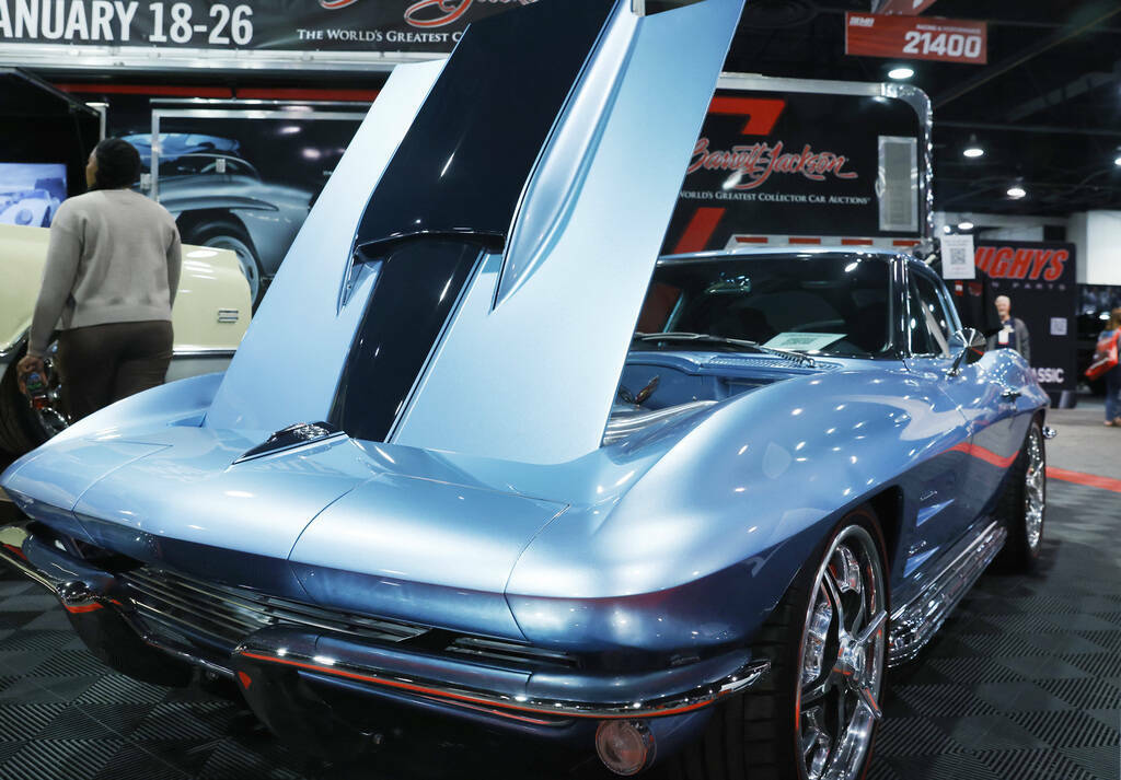 Un Corvette cupé de ventana dividida de 1963 se exhibe durante el primer día de SEMA en el Ce ...