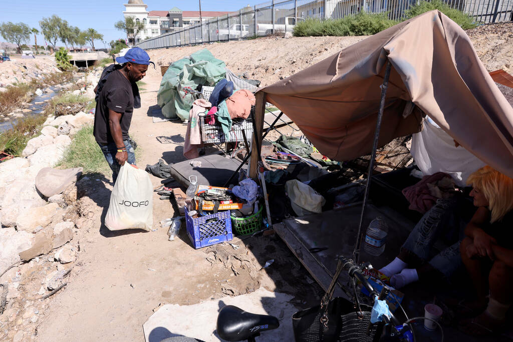 Personas acampam a lo largo de Tropicana Wash, cerca de University Center Drive al este del Str ...