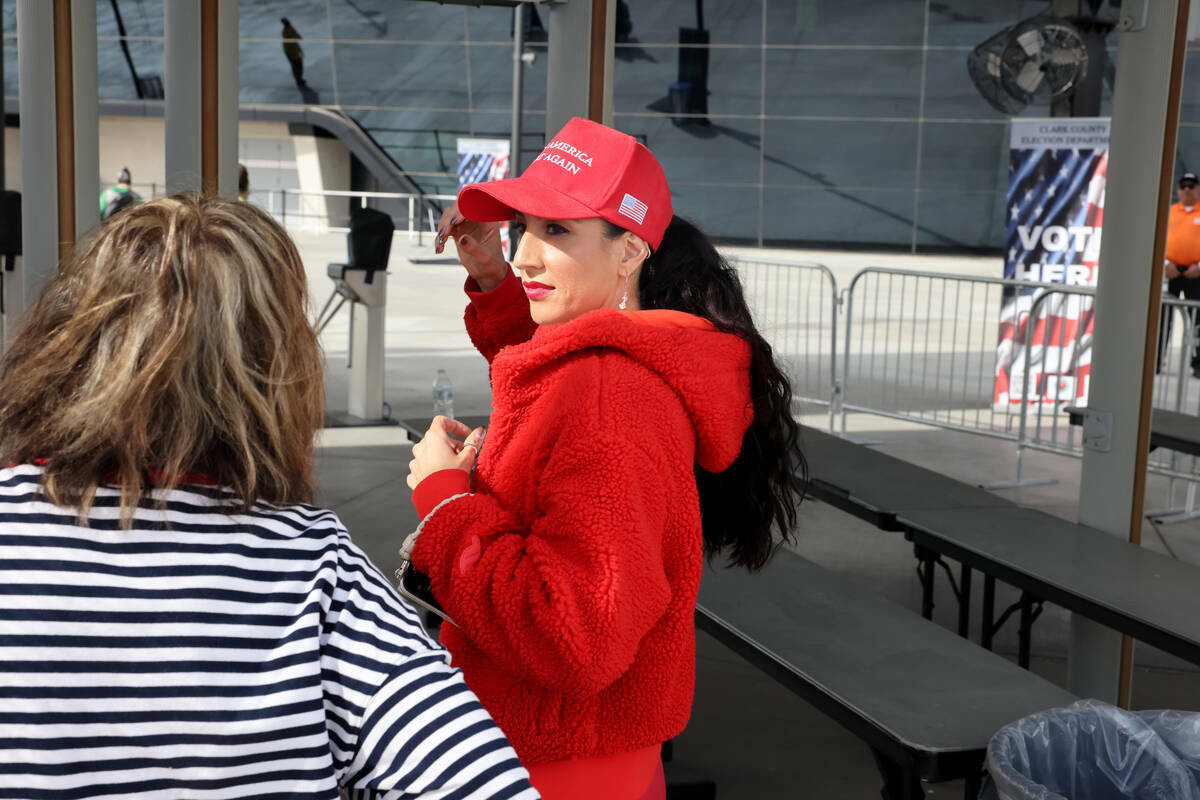 Anne Apodaca, de 42 años, se dispone a quitarse la gorra a petición de una empleada electoral ...