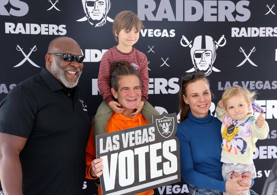 El exjugador de los Raiders Roy Hart, a la izquierda, posa con Stu Levy, su esposa Annika Levy ...