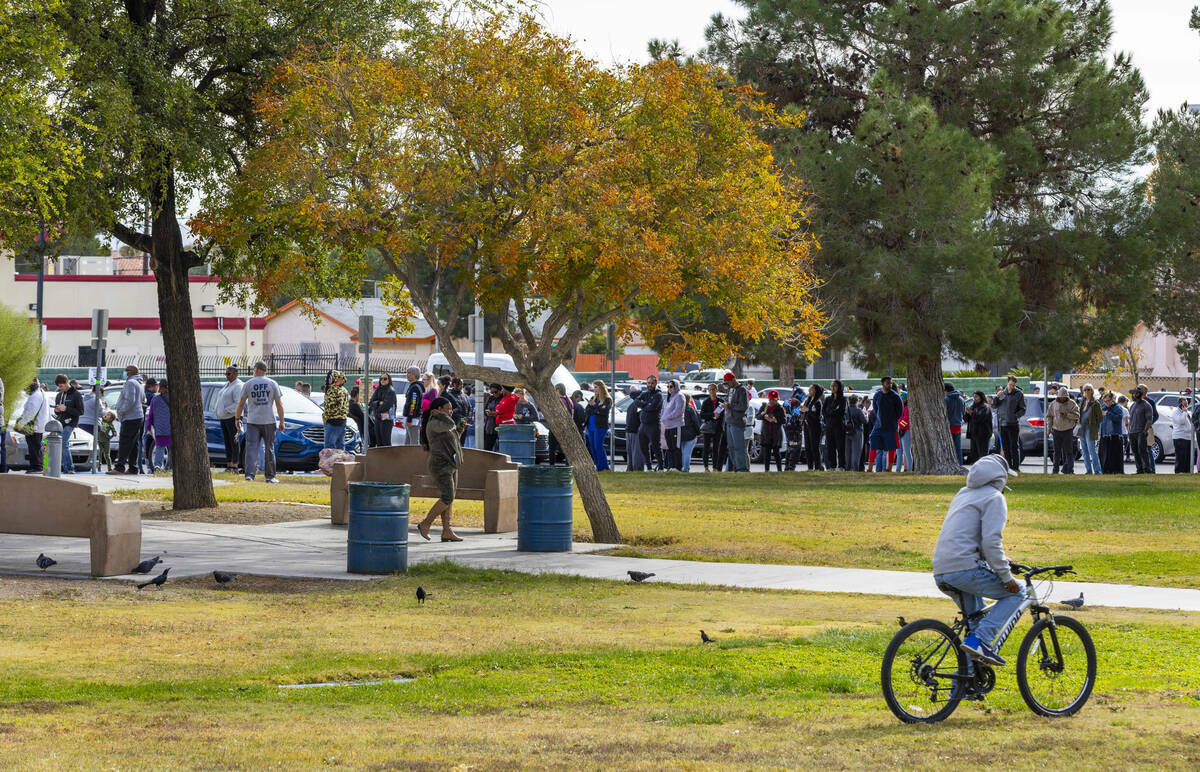 Personas esperan en fila hasta dos horas para emitir su voto el Día de la Elección en el West ...