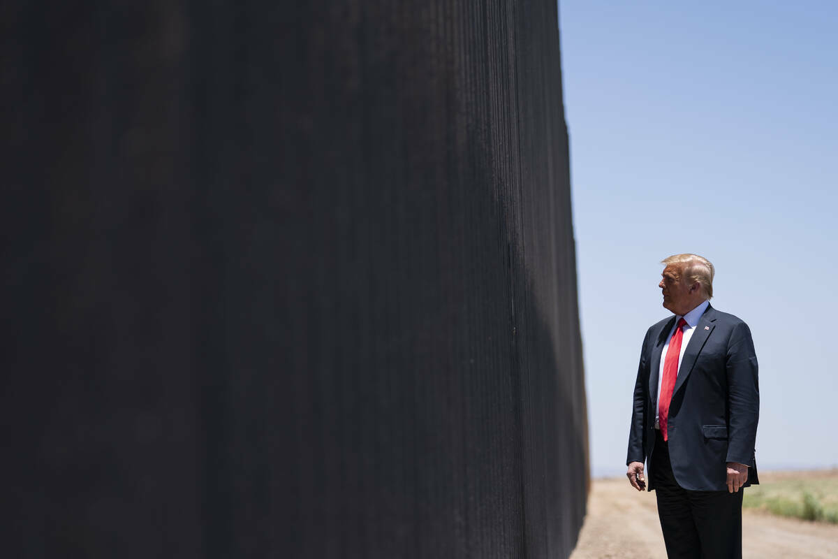 En esta foto de archivo del 23 de junio de 2020, el presidente Donald Trump recorre una secció ...