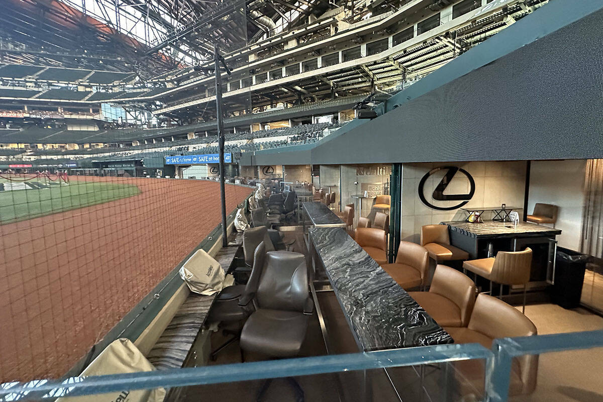 Una vista de algunas suites a nivel de campo en el Globe Life Field de los Texas Rangers, en Ar ...