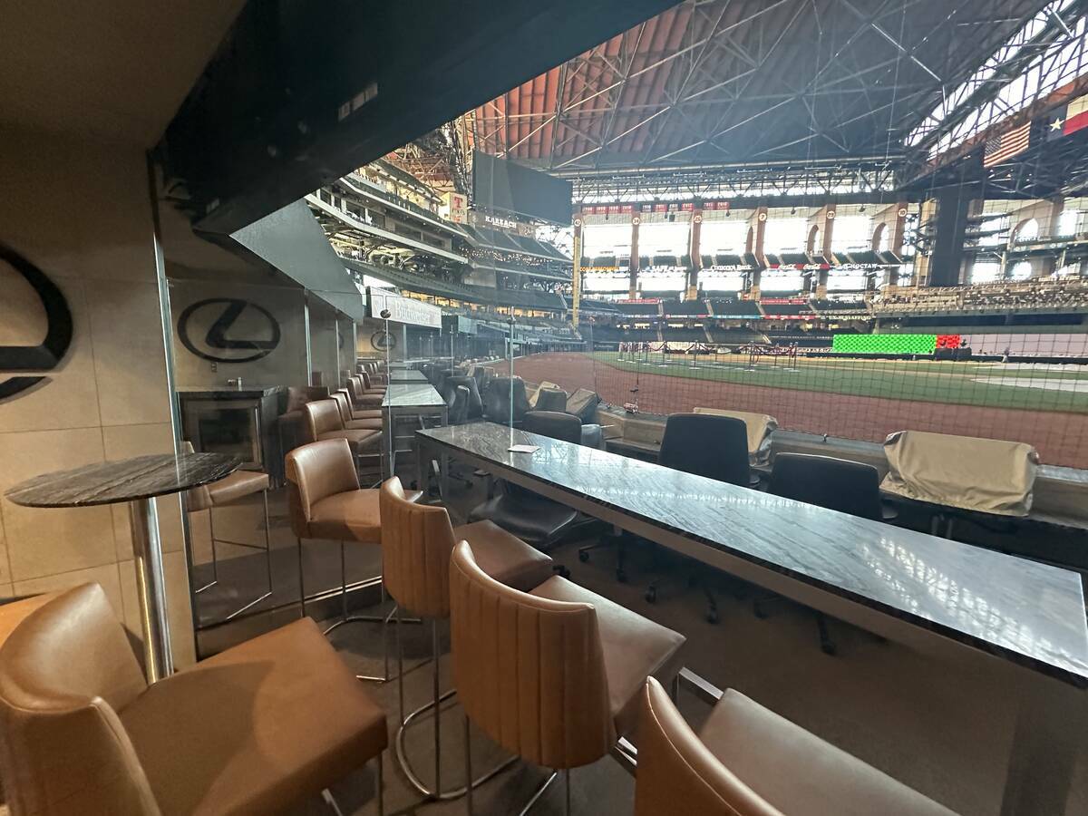 Vista desde una suite a nivel del campo en el Globe Life Field de los Texas Rangers, en Arlingt ...