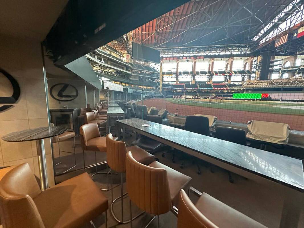 Vista desde una suite a nivel del campo en el Globe Life Field de los Texas Rangers, en Arlingt ...